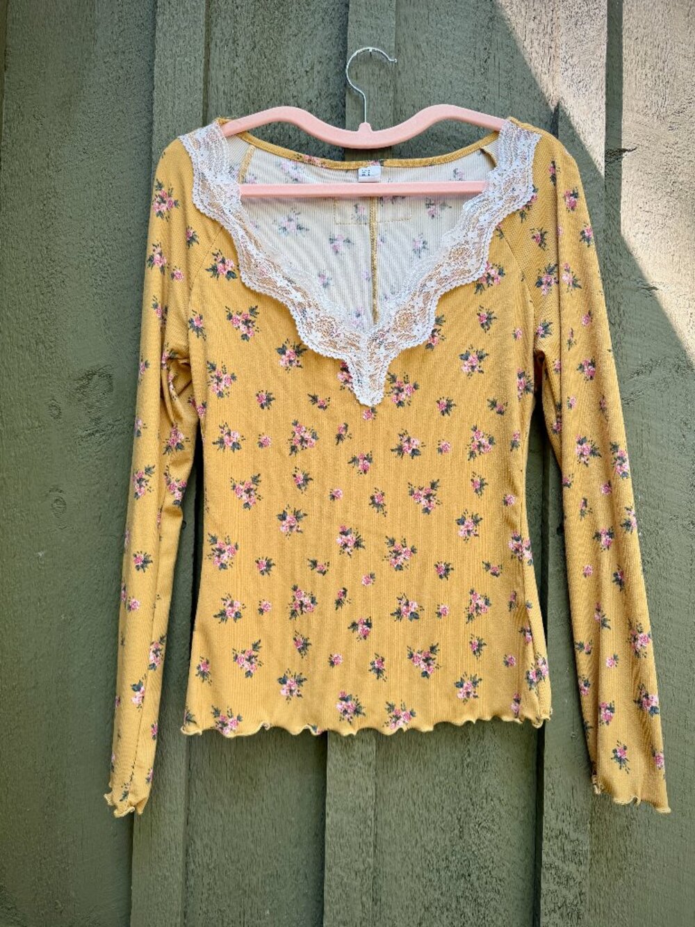🌲 Boho Vibe, Soft Yellow Colored Top, Floral Too!
